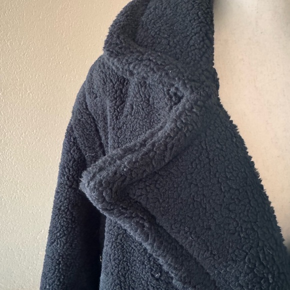 Warm and cozy teddy short style coat with pockets in black - Picture 11 of 11